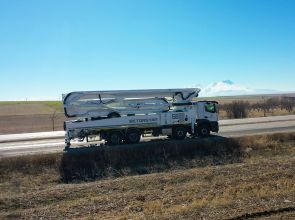 BETONSTAR, Türkiye’deki en uzun beton pompası H58-7RZ’yi Aksaray’da teslim etti