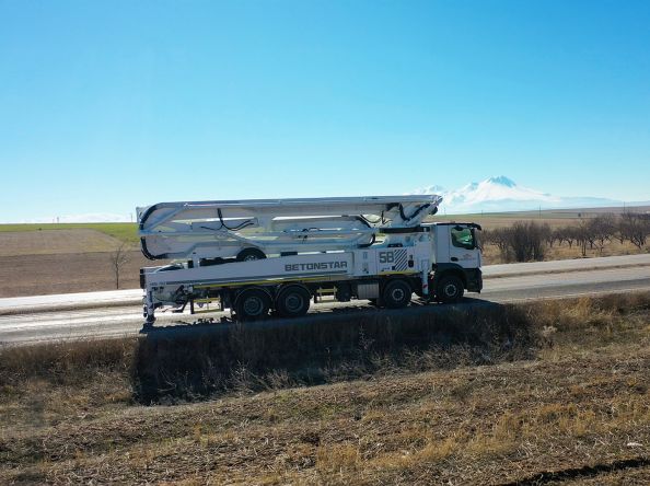 BETONSTAR, Türkiye’deki en uzun beton pompası H58-7RZ’yi Aksaray’da teslim etti